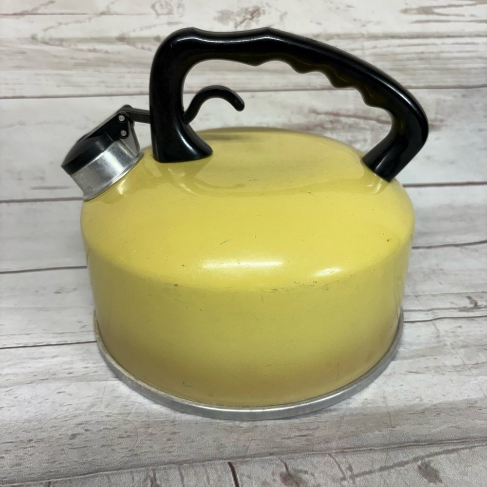 Vintage Mirro Aluminum Tea Kettle Whistling Yellow Black handles 2 1/2 Quart